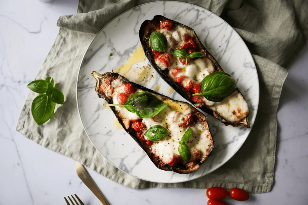 Zapiekany bakłażan z pomidorami, mozzarellą i octem balsamicznym